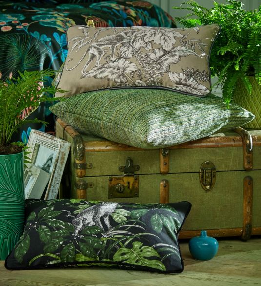Colori vert de la jungle dans une décoration par coussins